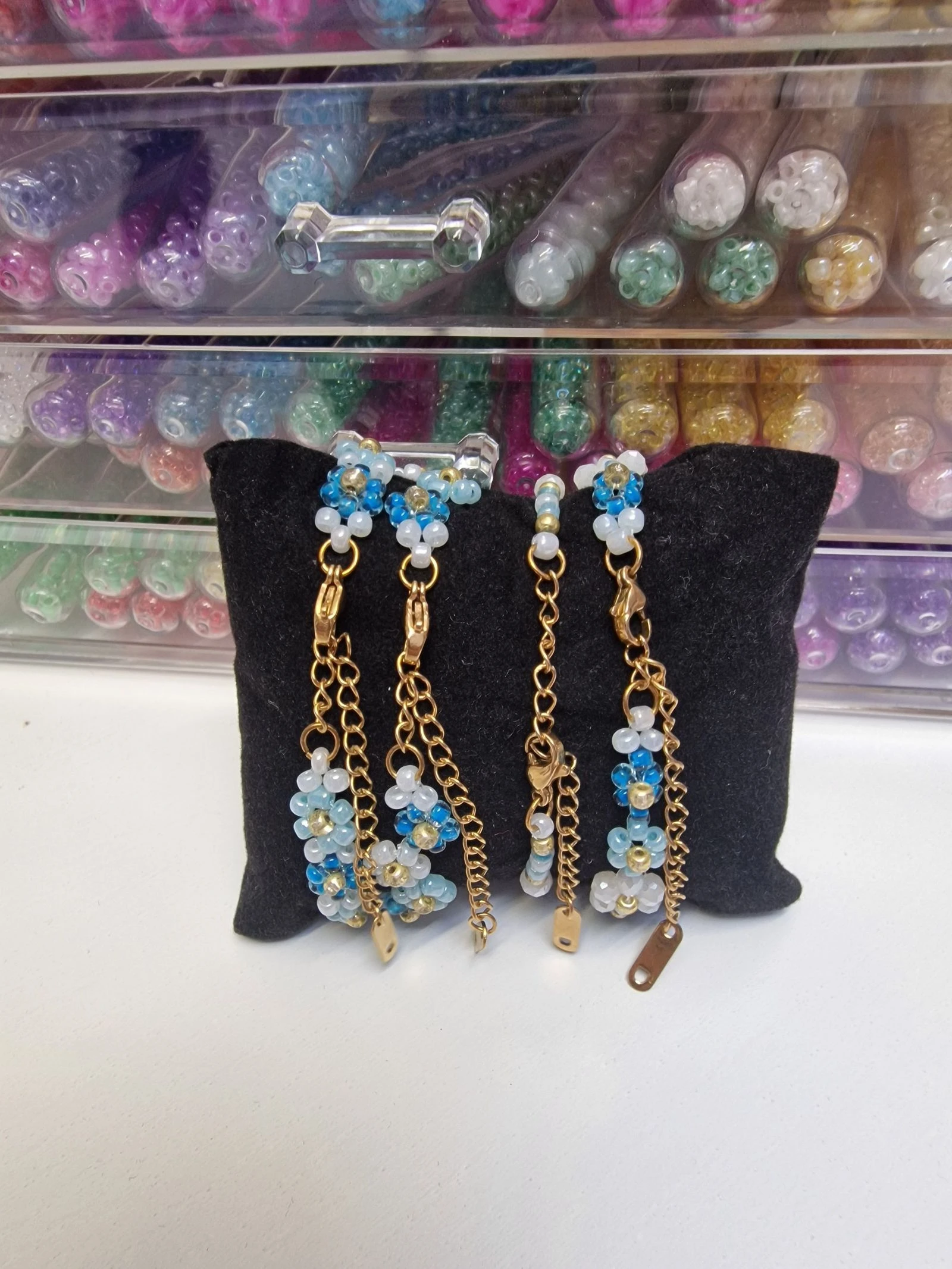 4 zelfgemaakte armbandtjes blauw en goud – photo 2